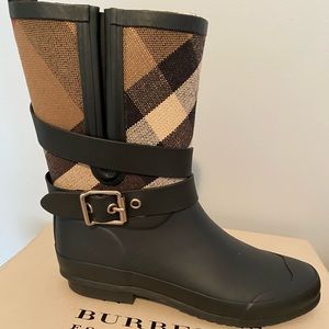 Brand New Burberry Holloway Rain Boots!!
